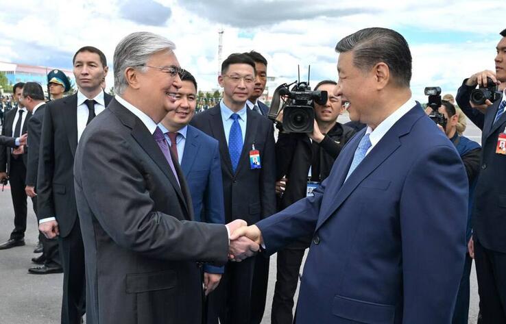 Президент Токаев встретил в аэропорту лидера КНР Си Цзиньпина 