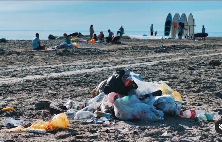 Горы мусора на побережье Каспия показал блогер 