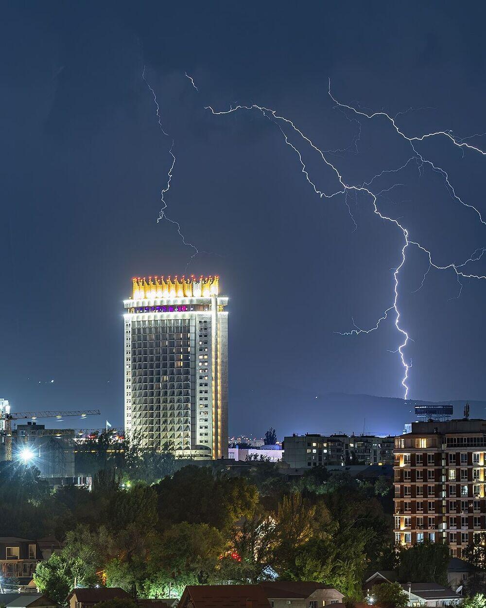 Мощные молнии над Алматы. Фото: instagram/dots_foto