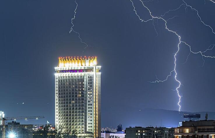 Мощные молнии над Алматы