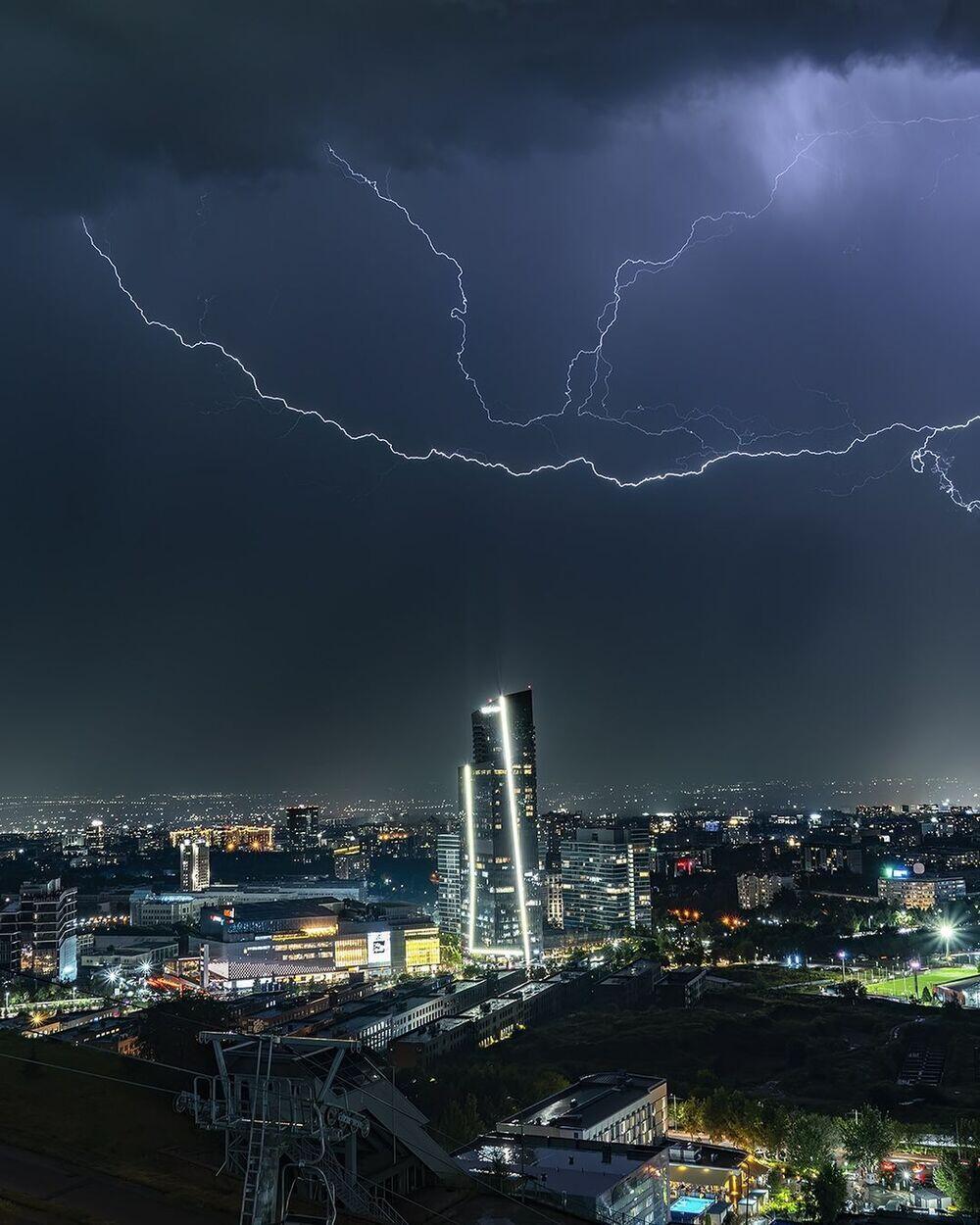 Мощные молнии над Алматы. Фото: instagram/dots_foto