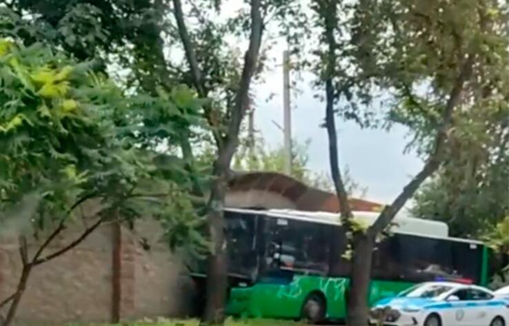 Грузовик протаранил пассажирский автобус в Алматы