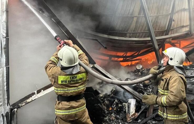 В Алматы потушили крупный пожар на барахолке 