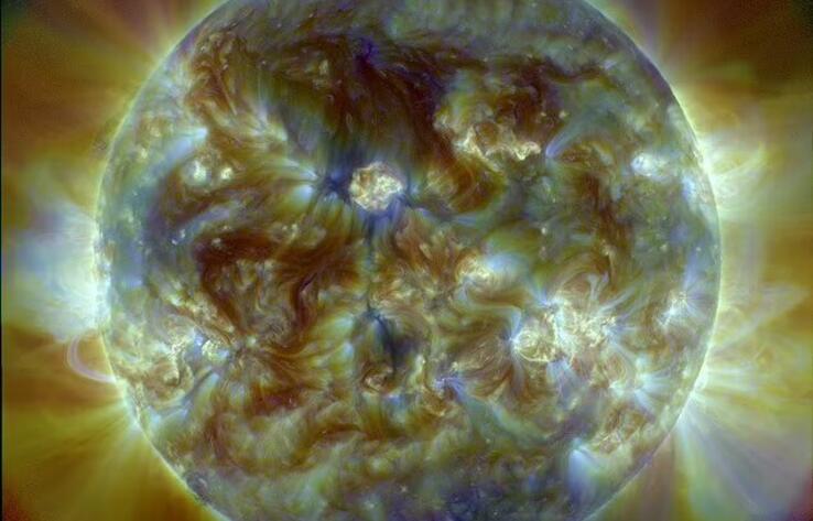 Мощная вспышка на Солнце: NASA предупреждает о сбоях радиосвязи и отключении электричества