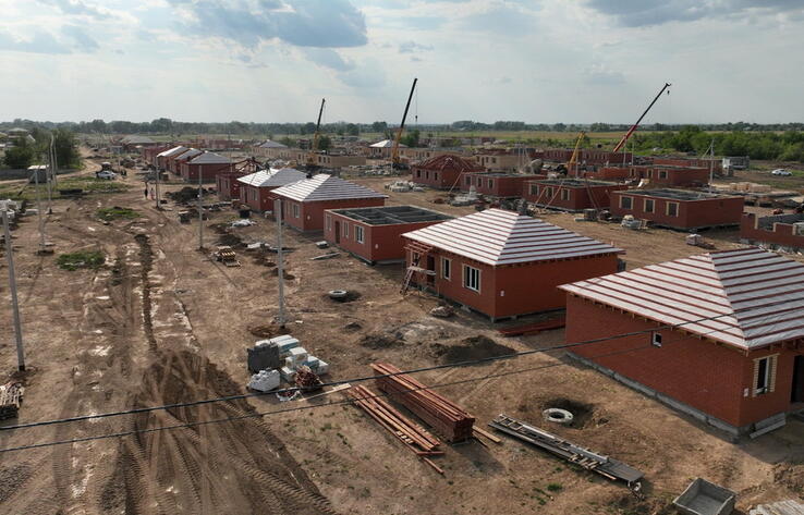 Olzhas Bektenov inspects construction of houses for flood victims in west regions