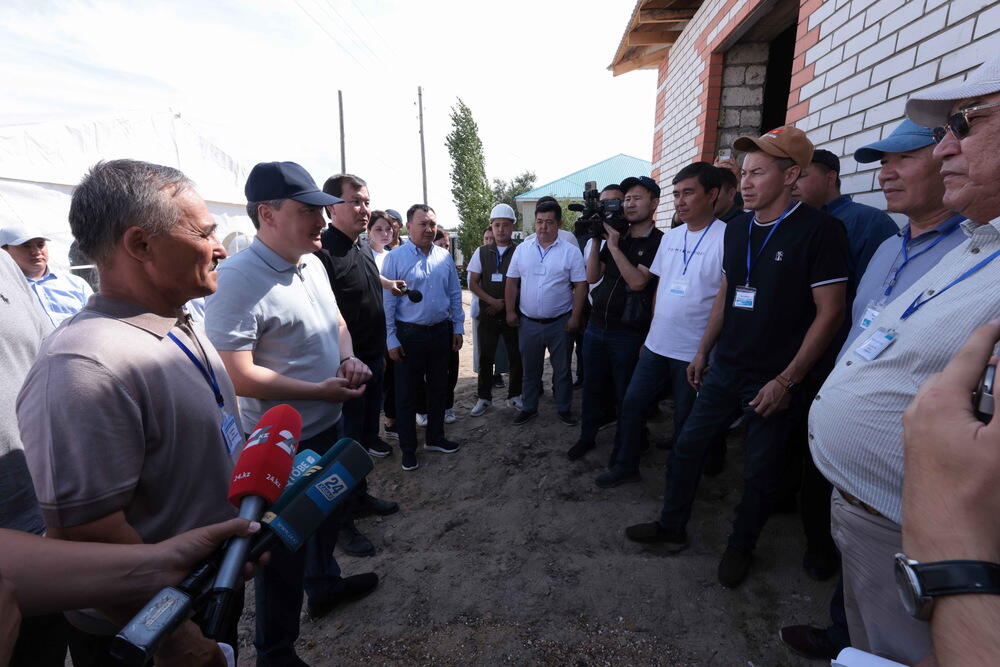 Olzhas Bektenov checks construction of houses and restoration of infrastructure in flood-affected villages of Aktobe region