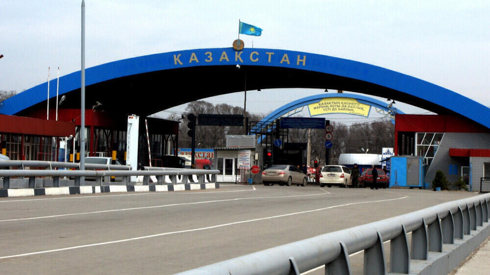 В КНБ предупредили казахстанцев о возможном ограничении движения на КПП на границе с Россией
