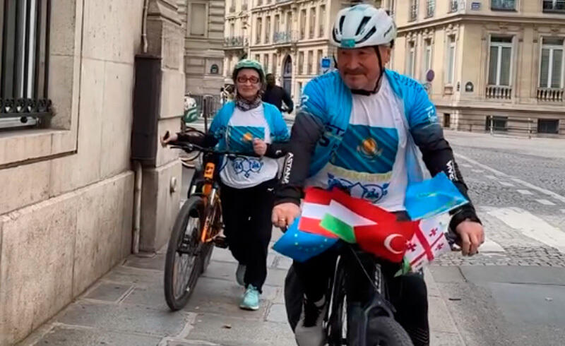 64-year-old Kazakh pensioner travels to Paris by bike