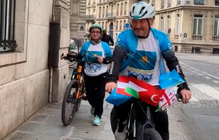 64-year-old Kazakh pensioner travels to Paris by bike