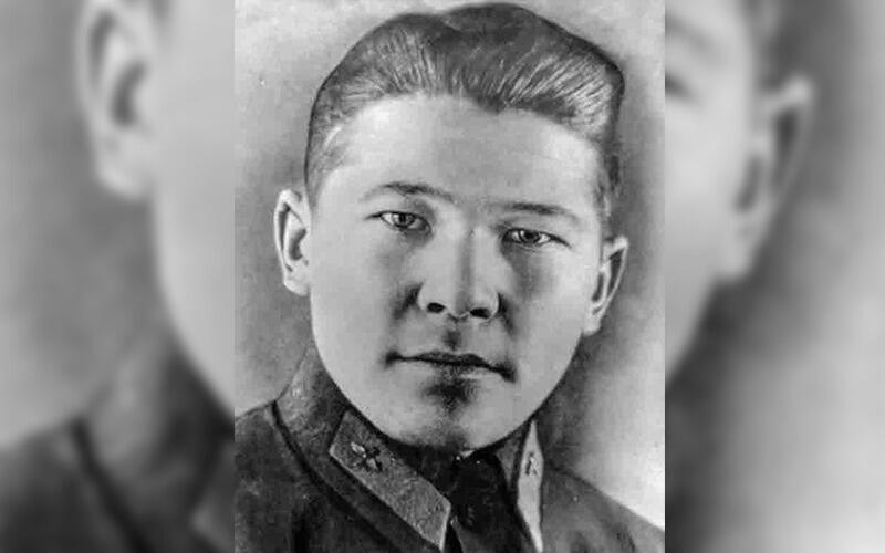 105 лет назад родился Герой СССР летчик Нуркен Абдиров
