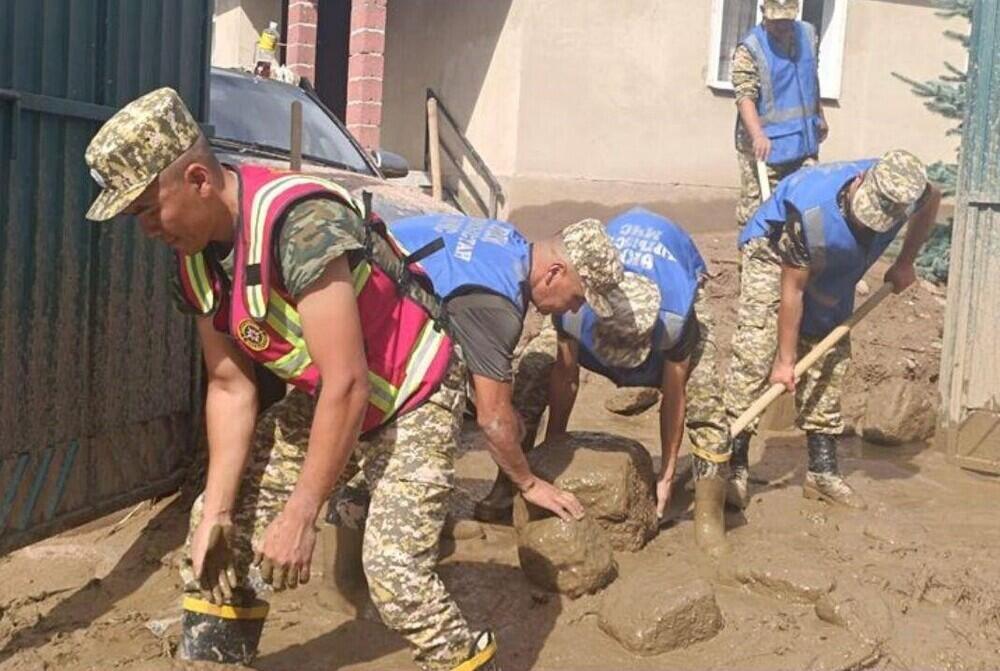 Затопило дома и дороги: режим ЧС ввели в одном из районов Кыргызстана 