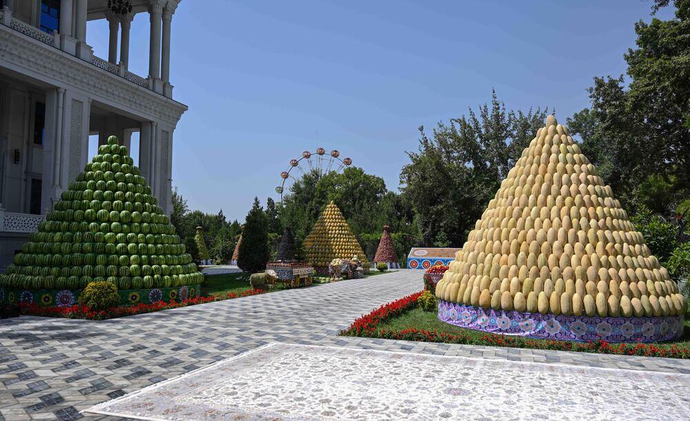 Қазақстан мен Тәжікстан президенттері ауыл шаруашылығы өнімдері мен ұлттық тағамдар көрмесін аралап көрді