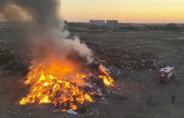 В Уральске тушат крупный пожар на мусорном полигоне