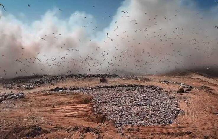 В Мангистауской области горит мусорный полигон