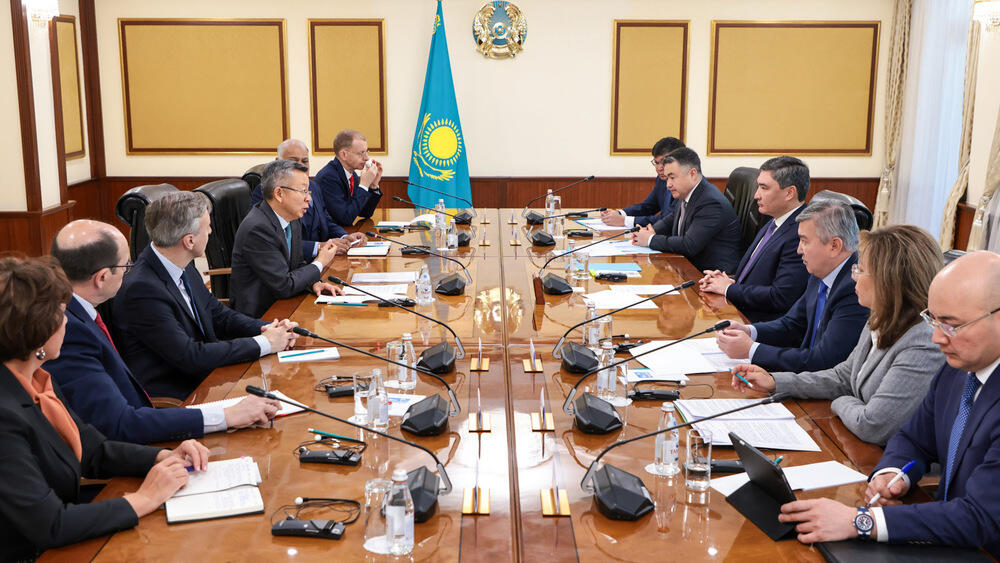 Olzhas Bektenov and Deputy Managing Director of the IMF Bo Li discuss financial and economic cooperation issues