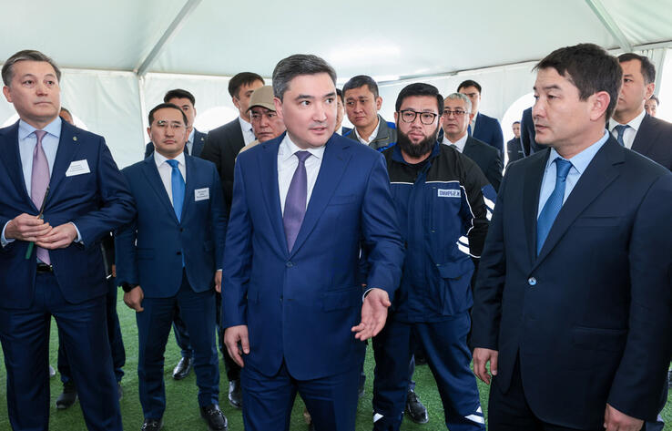 Olzhas Bektenov checks fulfilment of President's instructions on Zhanaozen development and gets acquainted with gas processing plant construction