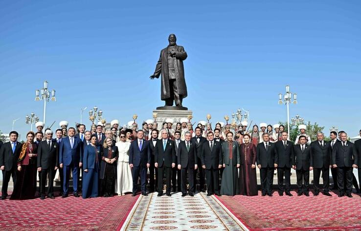 Памятник Абаю открыли в Ашхабаде 