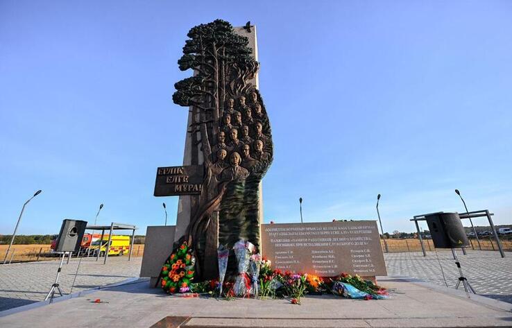 В Абайской области открылся памятник лесникам, погибшим при тушении лесных пожаров в регионе