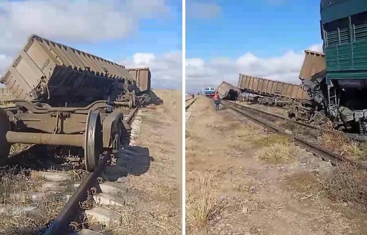 В результате столкновения частных грузовых поездов в области Улытау пострадали несколько человек