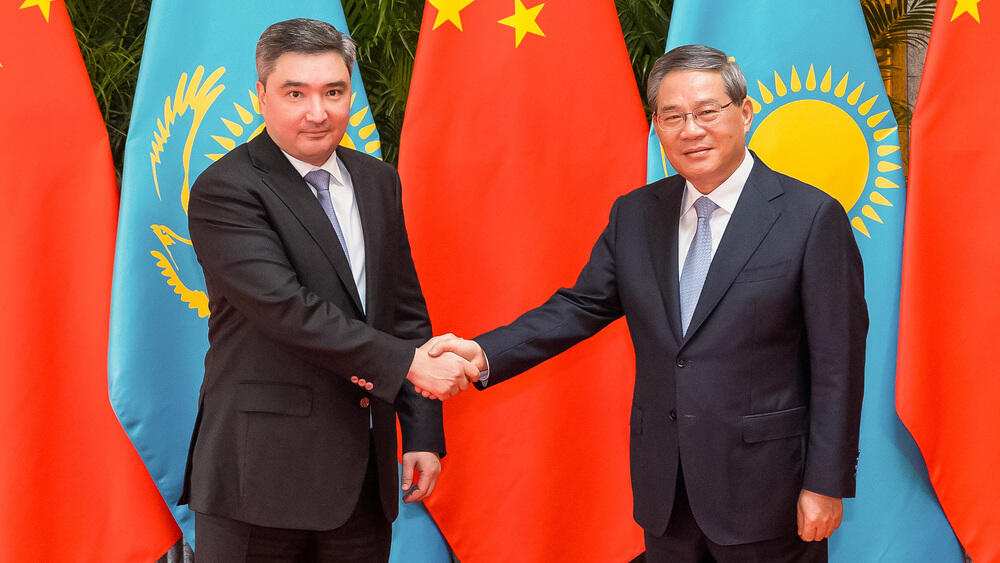 Olzhas Bektenov meets with Li Qiang, Premier of the State Council of China, on trade and economic cooperation issues