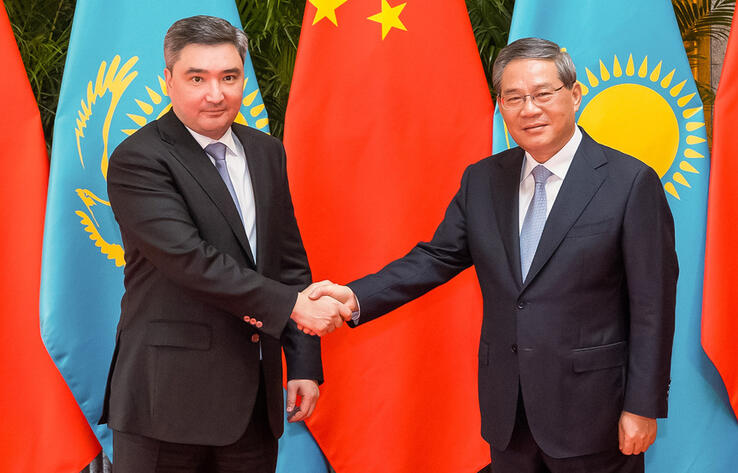 Olzhas Bektenov meets with Li Qiang, Premier of the State Council of China, on trade and economic cooperation issues