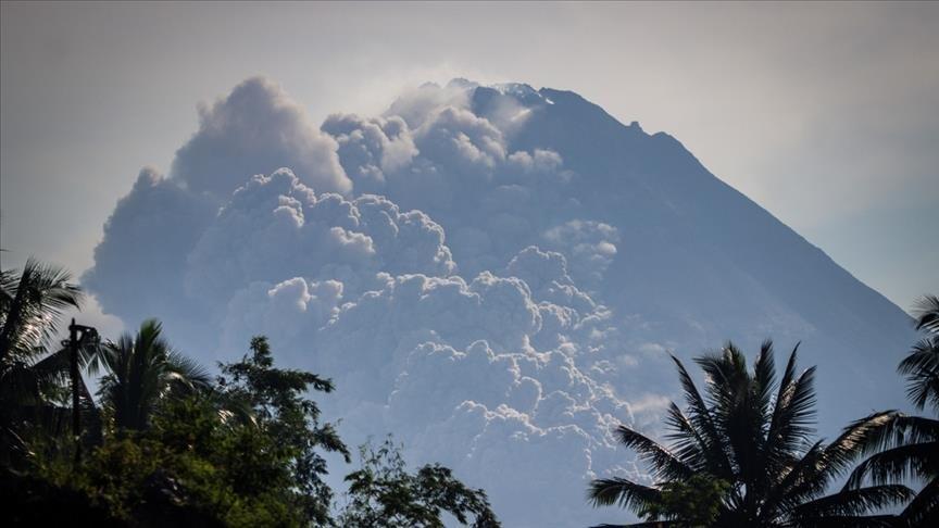 8 killed as volcano erupts on Indonesia’s Flores island