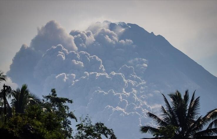 8 killed as volcano erupts on Indonesia’s Flores island