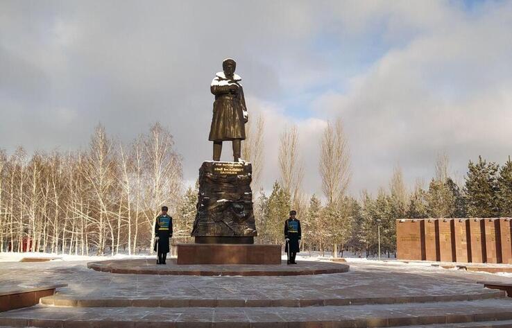 В Астане состоялась церемония возложения венков к памятнику генералу Панфилову и 28 гвардейцам-панфиловцам