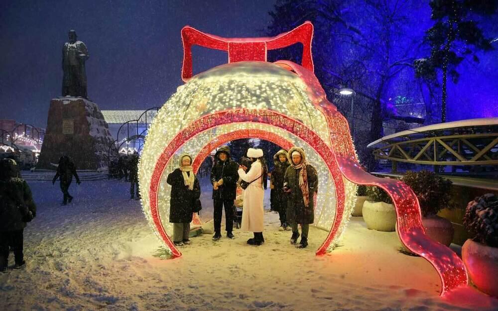 В Алматы и Астане зажгли огни на новогодних елках. Фото: Акимат Алматы