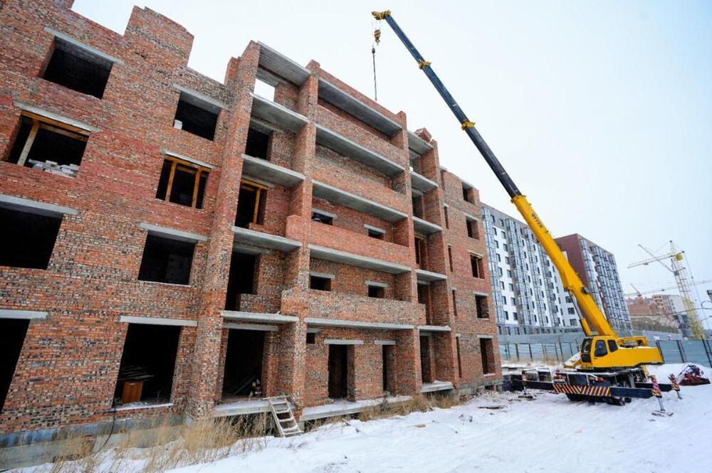 В Астане сносят незаконно возведенный ЖК
