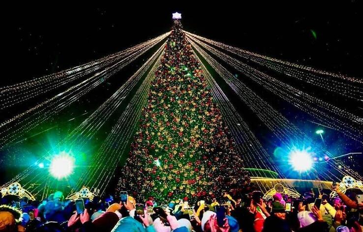 How Christmas trees were lit around the world