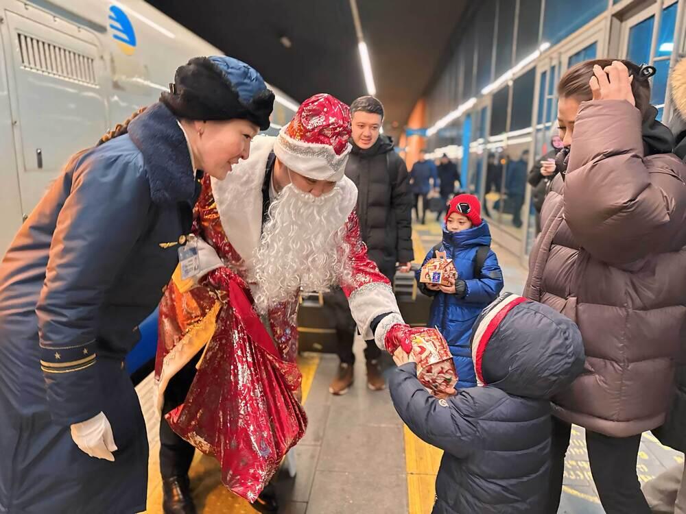 Новогоднее настроение в электропоездах. Фото: railways.kz