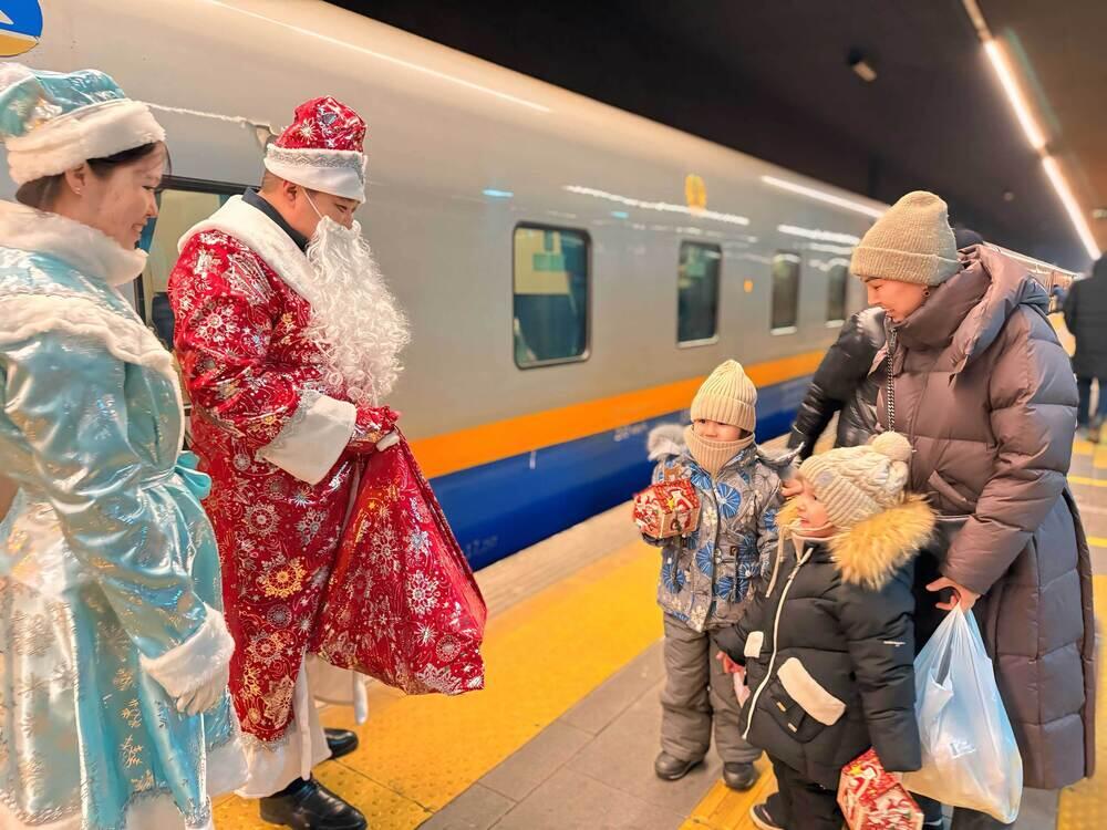 Новогоднее настроение в электропоездах. Фото: railways.kz