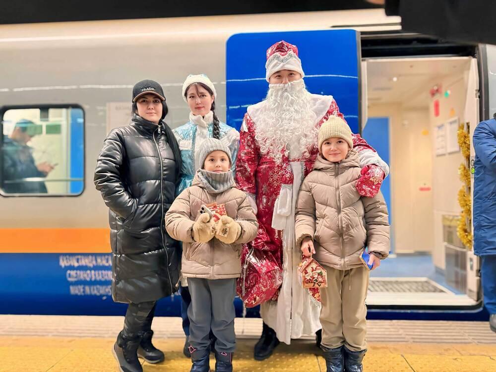 Новогоднее настроение в электропоездах. Фото: railways.kz