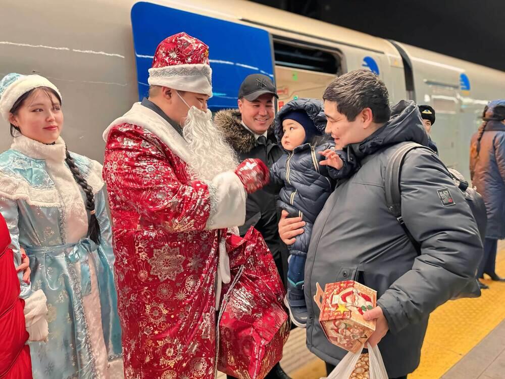 Новогоднее настроение в электропоездах. Фото: railways.kz