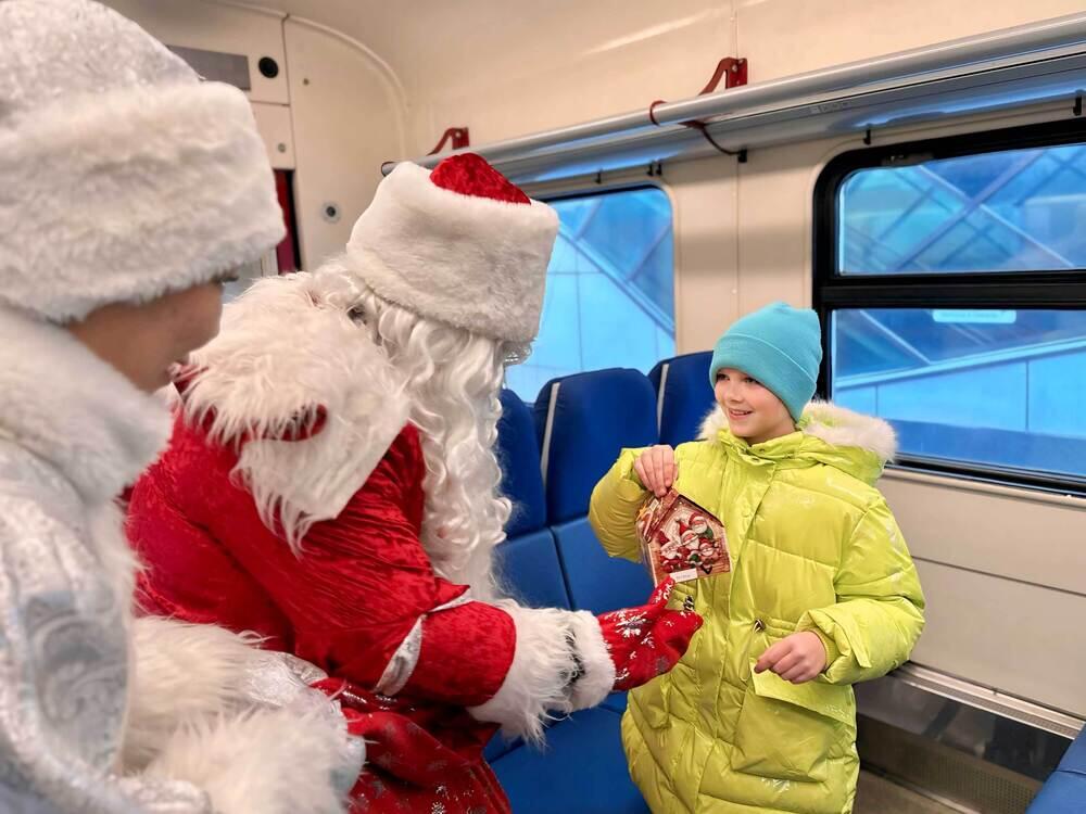 Новогоднее настроение в электропоездах. Фото: railways.kz