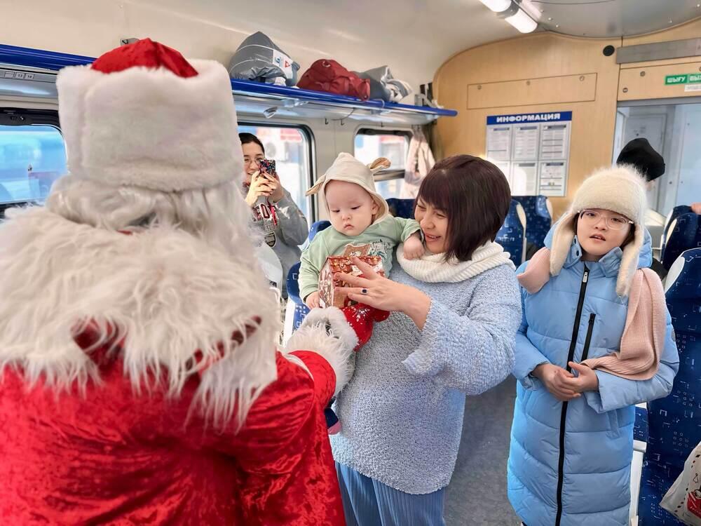 Новогоднее настроение в электропоездах. Фото: railways.kz