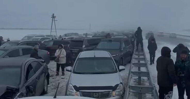 Почти 100 автомобилей попали в массовое ДТП в Акмолинской области