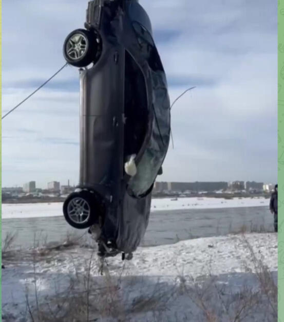 Спасатели извлекли из реки затонувший автомобиль в Семее 