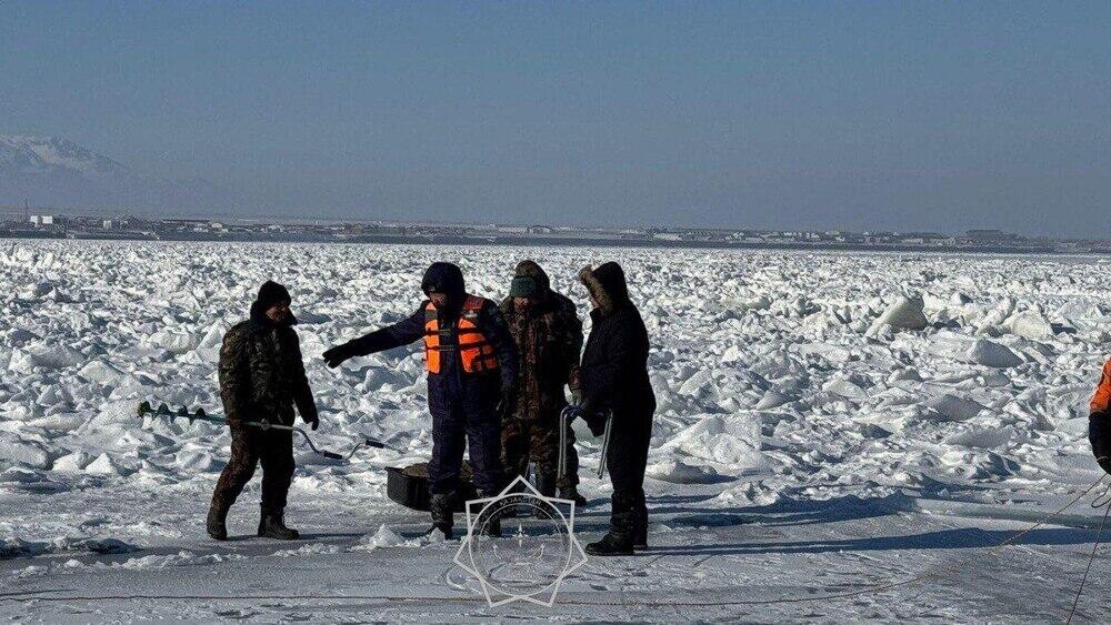 Двадцать пять рыбаков спасли с отколовшейся льдины на Алаколе