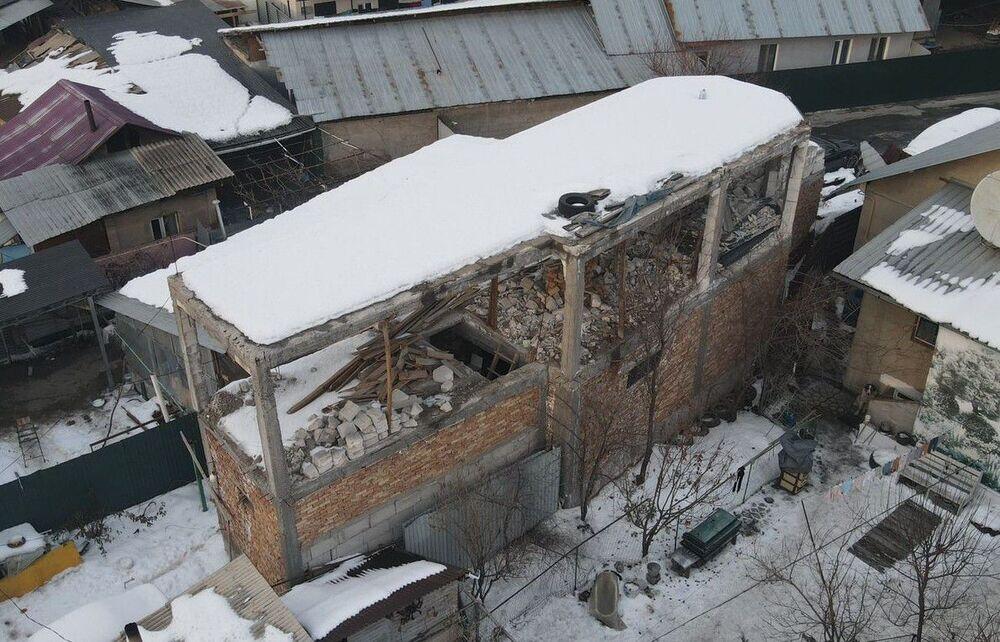 В Алматы сносят незаконно построенный трехэтажный дом
