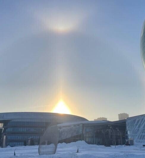 Утреннюю Астану осветило солнечное гало. Фото: sxodim.astana