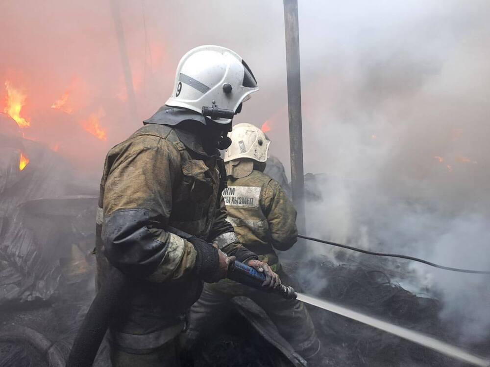 В Алматы пожарные спасли восемь человек