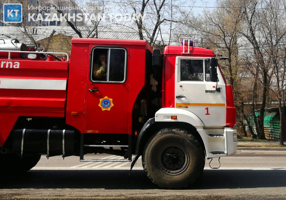 Крупный пожар произошел в трехэтажном здании в районе Байконыр в Астане