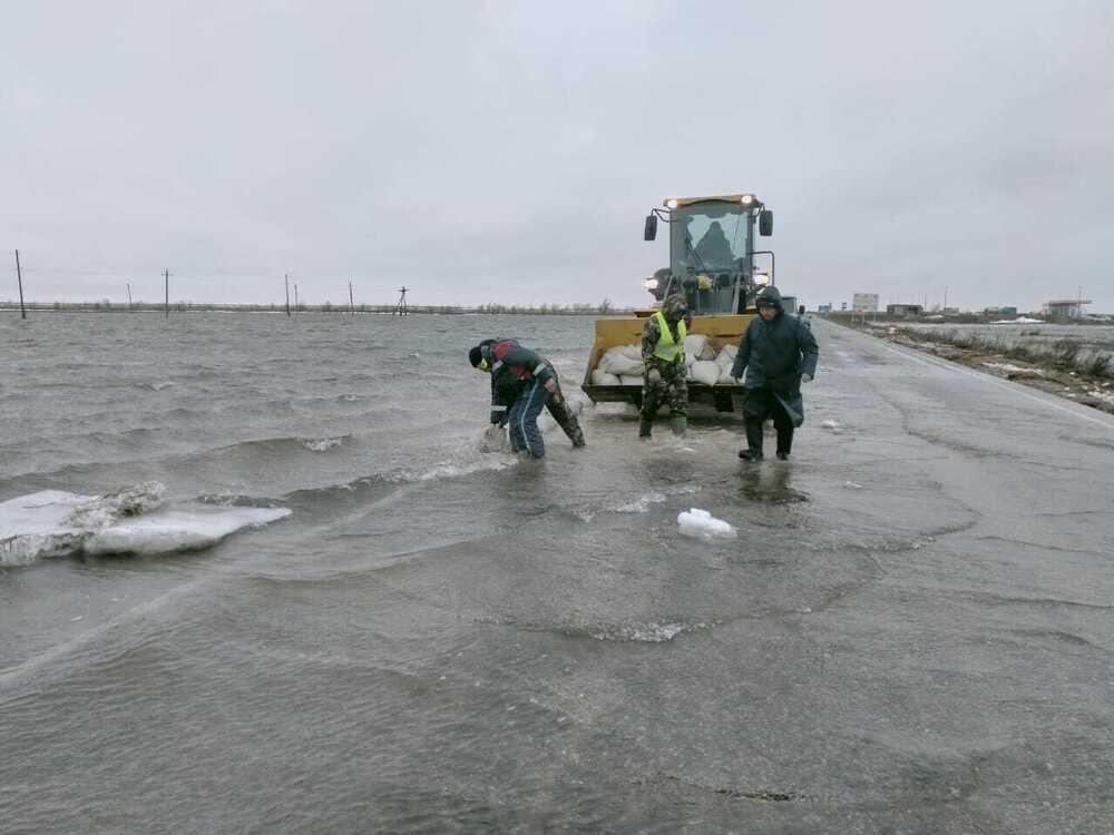 В Уральске талая вода затопила дорогу 
