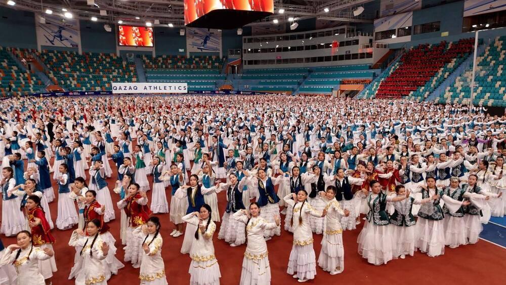 More than 3,000 pupils break world record by performing synchronized Qamajai dance in Astana. Images | Akimat of Astana