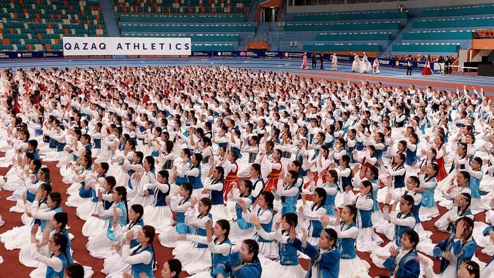 More than 3,000 pupils break world record by performing synchronized Qamajai dance in Astana. Images | Akimat of Astana