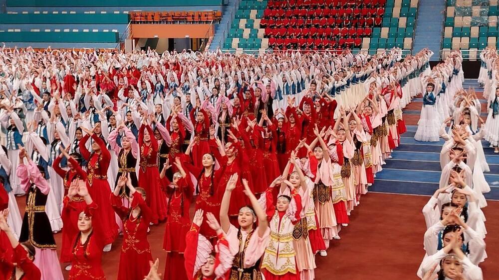 More than 3,000 pupils break world record by performing synchronized Qamajai dance in Astana. Images | Akimat of Astana